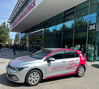 foliertes Auto vor der Notaufnahme der UMR