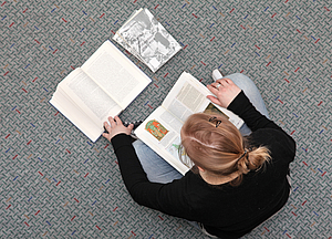 Studentin mit Buch